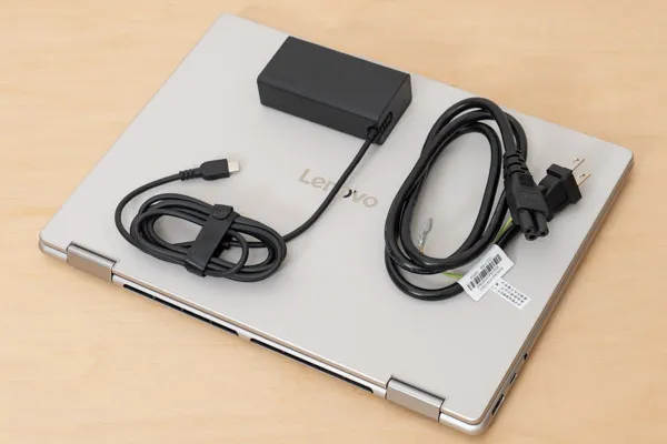 Yoga 7i 2-in-1 Gen 10(14型 Intel)のACアダプターとACケーブルの写真