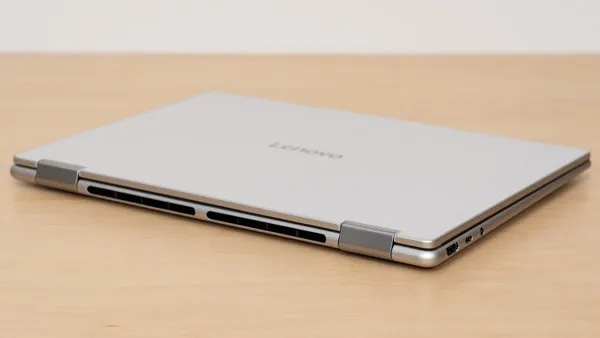 Yoga 7i 2-in-1 Gen 10(14型 Intel)の薄さの写真