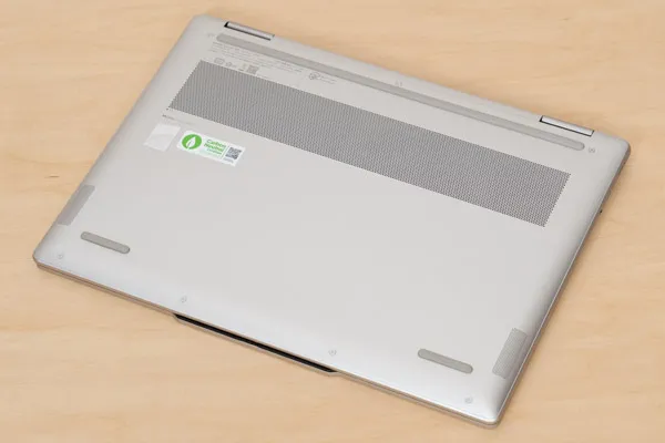 Yoga 7i 2-in-1 Gen 10(14型 Intel)の底面写真