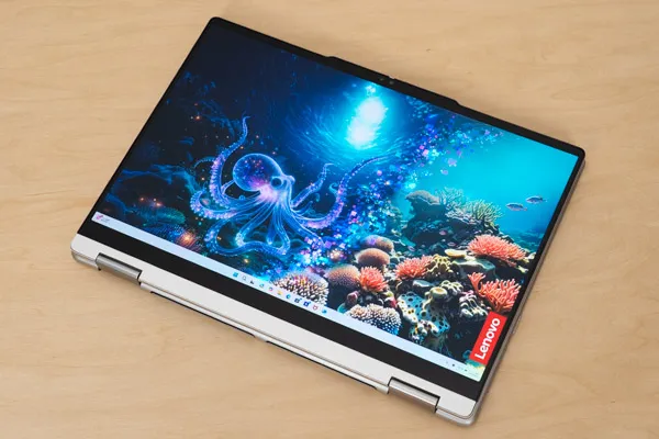 Yoga 7i 2-in-1 Gen 10(14型 Intel)のヒンジを最大まで開いたときの写真